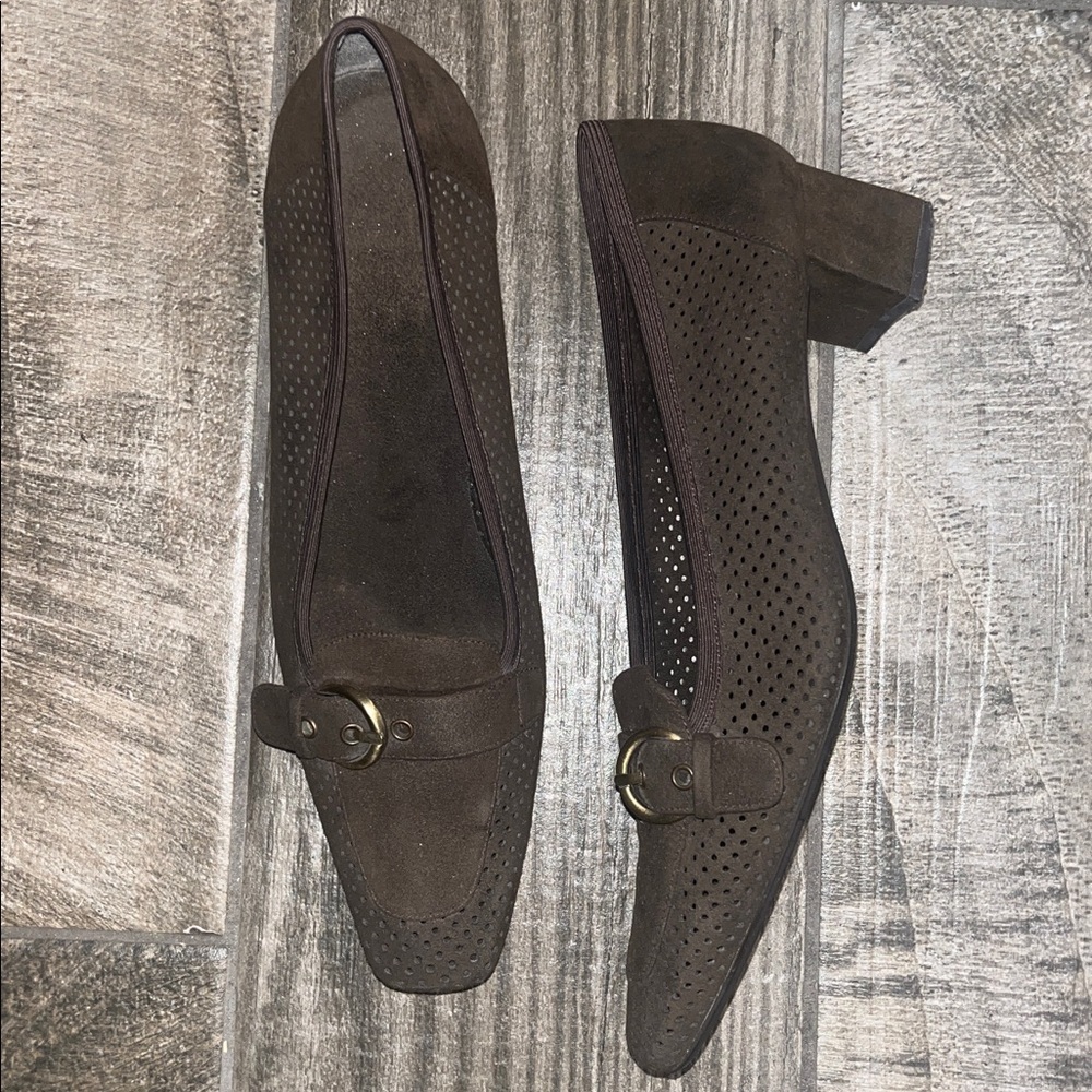 Stuart Weitzman kitten heel Brown Suede leather 1.5” Heeled with Buckle